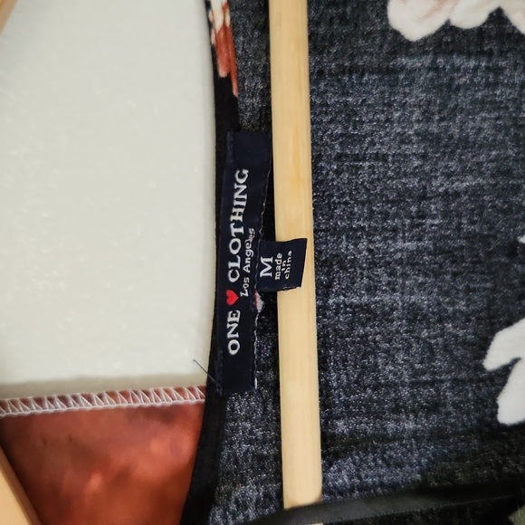 One Clothing Womens Black Floral M Top - Picture 3 of 3